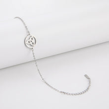 Cargar imagen en el visor de la galería, Circle Triquetra Celtic Amulet Bracelet