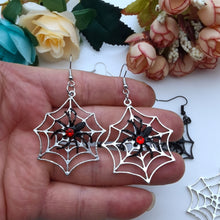 Cargar imagen en el visor de la galería, Spiderweb Earrings
