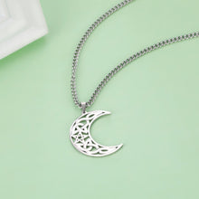 Cargar imagen en el visor de la galería, Silver Celtic Moon Necklace
