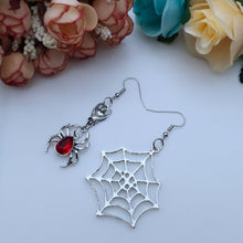 Cargar imagen en el visor de la galería, Spider &amp; Web Earrings
