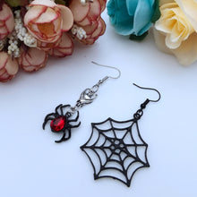 Cargar imagen en el visor de la galería, Spider &amp; Web Earrings
