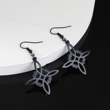 Cargar imagen en el visor de la galería, Witch&#39;s Knot Earrings
