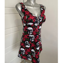 Cargar imagen en el visor de la galería, Skulls &amp; Roses Sleeveless Dress
