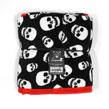 Cargar imagen en el visor de la galería, Sourpuss Lust For Skulls Blanket
