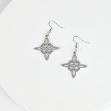 Cargar imagen en el visor de la galería, Witch&#39;s Knot Earrings
